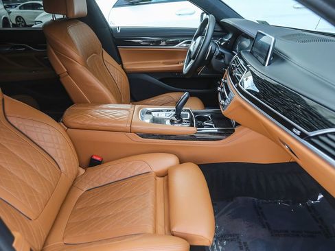 Certified 2022 BMW 750i xDrive w/ Autobahn Package AWD/4WD image 13