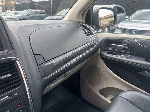 Used 2015 Chrysler Town & Country Touring w/ Driver Convenience Group image 20