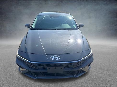 Used 2024 Hyundai Elantra SE FWD image 2