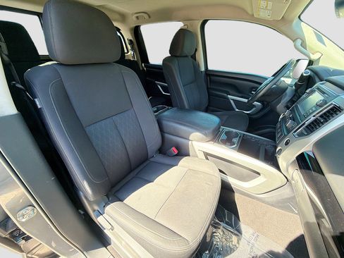 Used 2018 Nissan Titan SV w/ SV Convenience Package image 14