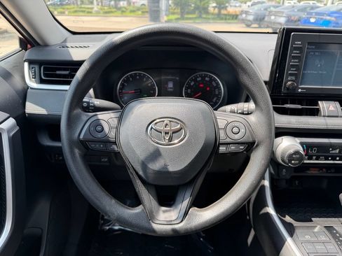 Used 2022 Toyota RAV4 XLE w/ Convenience Package FWD image 17