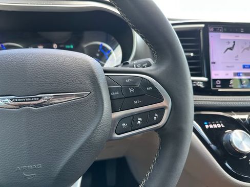 Used 2024 Chrysler Pacifica Limited FWD image 23