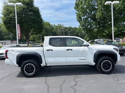 Used 2024 Toyota Tacoma TRD Off-Road AWD/4WD image 5