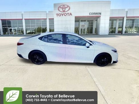 Used 2025 Toyota Camry SE image 9