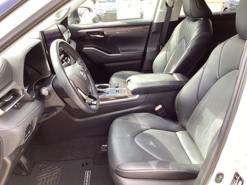 Used 2023 Toyota Highlander Limited FWD image 16