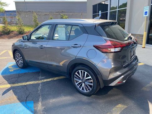 Used 2022 Nissan Kicks SV FWD image 3