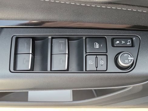 Used 2023 Toyota Venza LE image 20