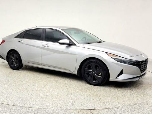 Used 2023 Hyundai Elantra SEL image 3