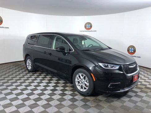 Used 2023 Chrysler Pacifica Touring-L FWD image 16