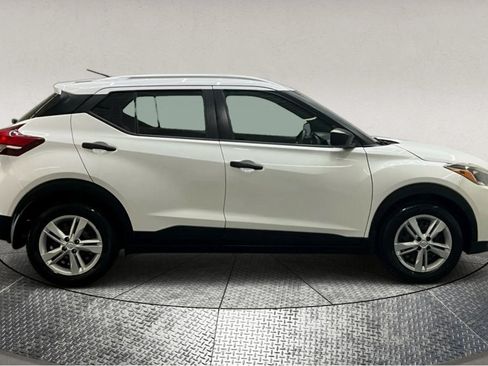 Used 2019 Nissan Kicks S image 9