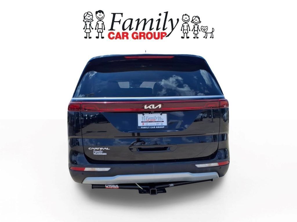 Used 2023 Kia Carnival LX FWD image 3