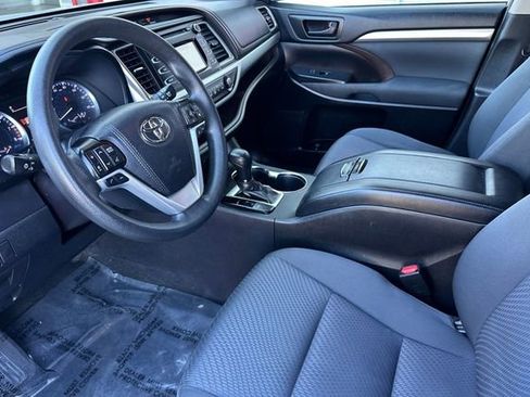 Used 2019 Toyota Highlander LE FWD image 11