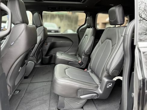 New 2026 Chrysler Pacifica Select AWD/4WD image 13