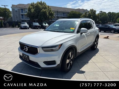 Used 2019 Volvo XC40 T4 Momentum FWD image 3