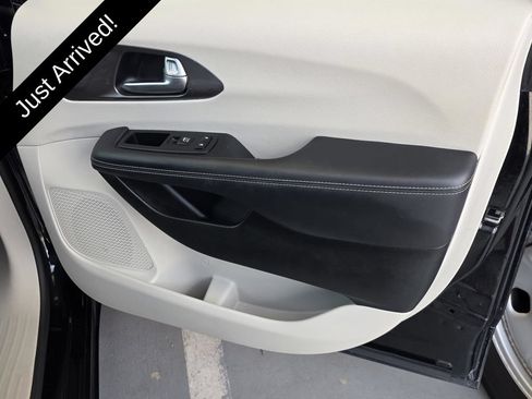 Used 2023 Chrysler Pacifica Touring-L FWD image 34