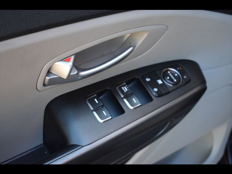 Used 2019 Kia Sedona LX FWD image 19