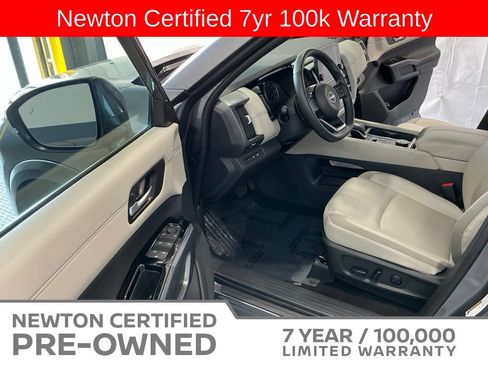 Used 2025 Nissan Pathfinder SL AWD/4WD image 7