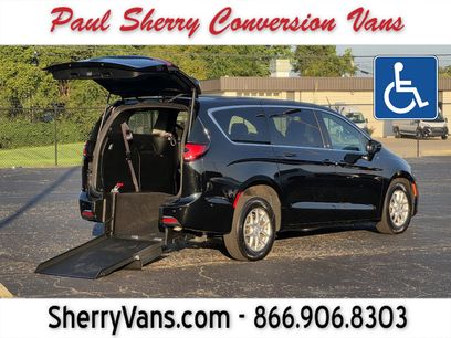 Used 2025 Chrysler Pacifica Select