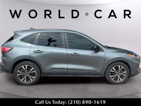 Used 2022 Ford Escape SE w/ SE Sport Appearance Package FWD image 3