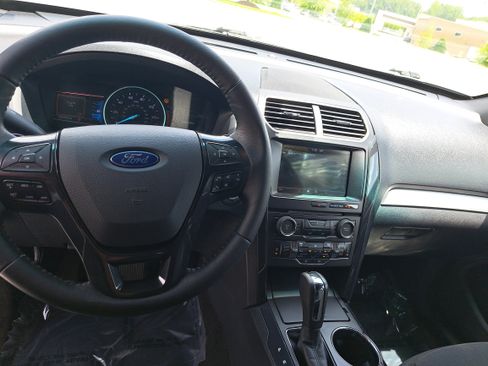 Used 2016 Ford Explorer XLT w/ Equipment Group 201A FWD image 16