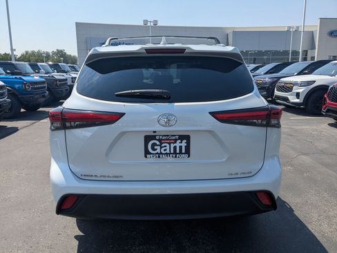 Used 2022 Toyota Highlander XLE AWD/4WD image 5