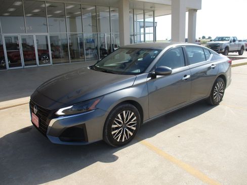 Used 2023 Nissan Altima 2.5 SV image 2