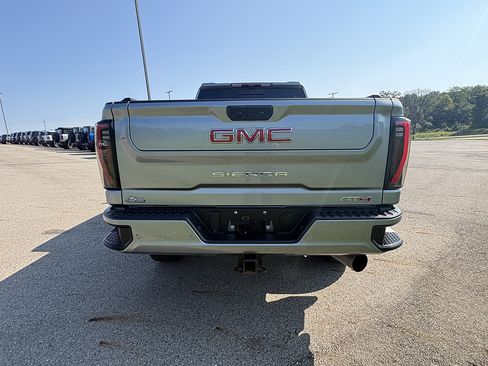 Used 2024 GMC Sierra 2500 AT4 w/ AT4 Preferred Package AWD/4WD image 4