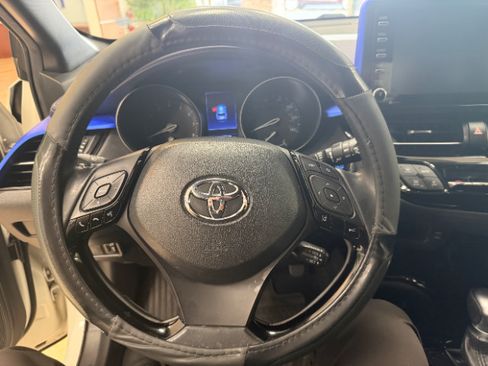 Used 2020 Toyota C-HR XLE FWD image 11