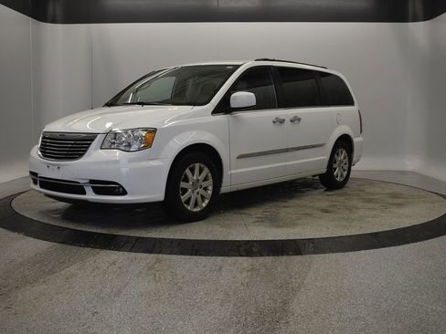 Used 2015 Chrysler Town & Country Touring w/ Driver Convenience Group image 2