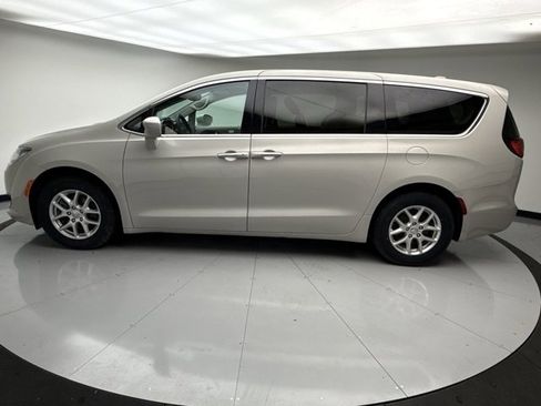 Used 2020 Chrysler Pacifica Touring image 2