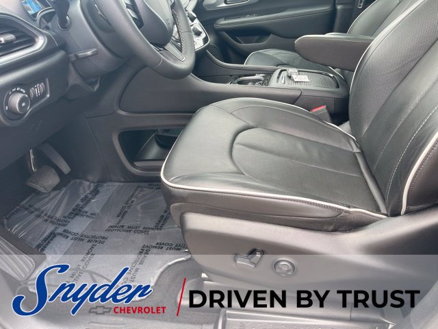 Used 2025 Chrysler Pacifica Limited FWD image 5