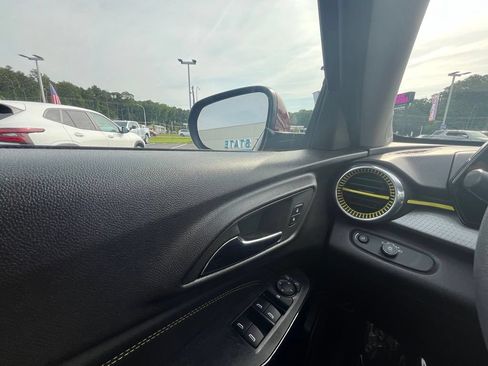 Used 2025 Chevrolet Trax LT FWD image 18