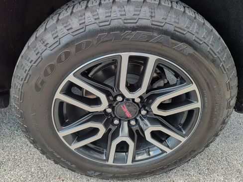 Used 2023 GMC Yukon AT4 w/ AT4 Premium Package AWD/4WD image 9