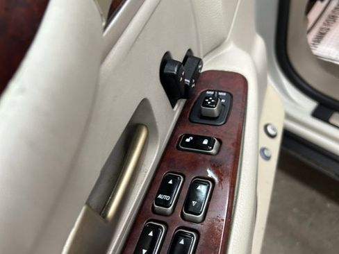 Used 2004 Lincoln Town Car Ultimate image 14