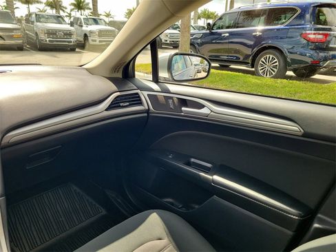 Used 2020 Ford Fusion SE image 18