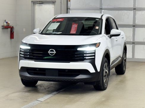 Certified 2025 Nissan Kicks SV image 3