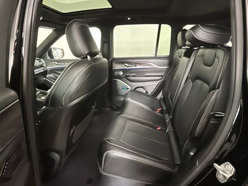 Used 2023 Jeep Grand Cherokee Overland AWD/4WD image 30