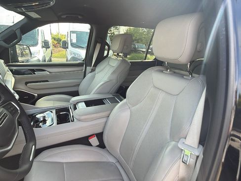 Used 2025 Jeep Wagoneer L 4WD image 17