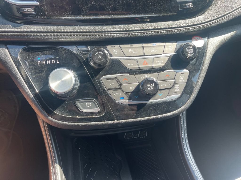 Used 2025 Chrysler Pacifica Limited FWD image 19