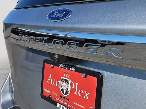 Used 2022 Ford Explorer XLT image 11