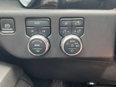 Used 2025 GMC Sierra 1500 SLT AWD/4WD image 21