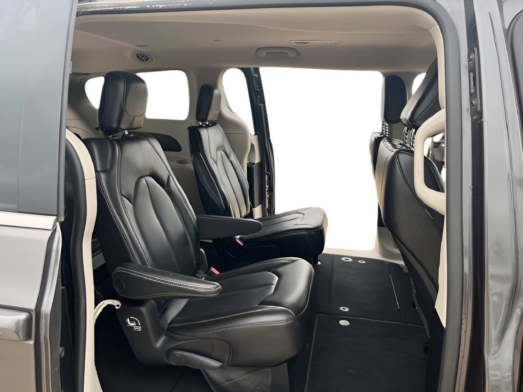 Used 2023 Chrysler Pacifica Touring-L FWD image 29