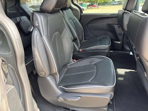 Used 2023 Chrysler Pacifica Limited w/ S Appearance Package FWD image 10