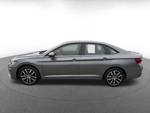 Used 2025 Volkswagen Jetta SE image 9