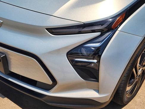 Used 2023 Chevrolet Bolt LT w/ Infotainment Package FWD image 9