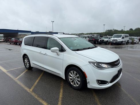 Used 2017 Chrysler Pacifica Touring-L FWD image 2