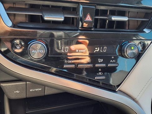 Used 2022 Toyota Camry LE image 19