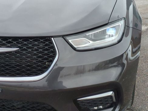 Used 2022 Chrysler Pacifica Touring-L image 11