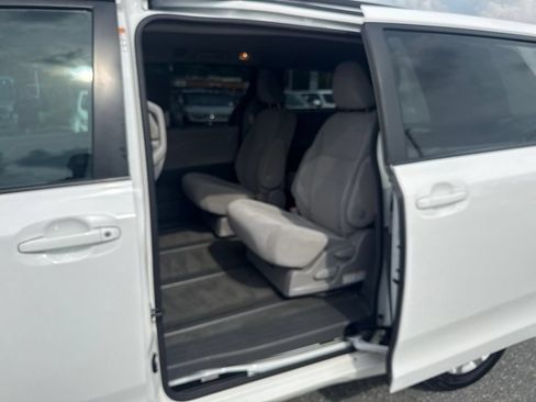 Used 2015 Toyota Sienna LE AWD/4WD image 21
