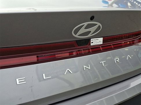 Used 2025 Hyundai Elantra SEL image 31